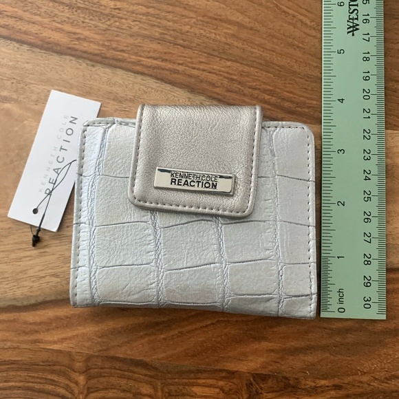 Kenneth Cole Reaction Silver Faux Leather Embossed Croc Logo Plate Bifold Wallet - Picture 10 of 12